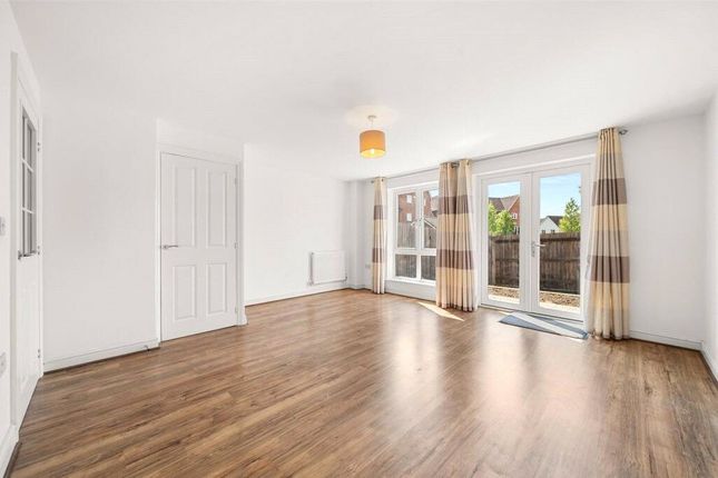 10, Outfield Crescent, Berkshire photo 2