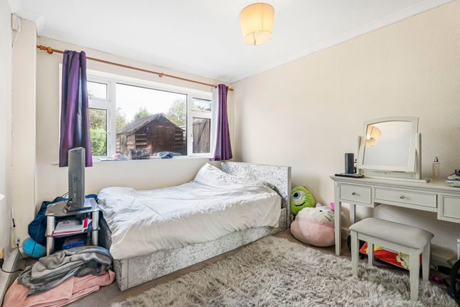 2, Oak Grove, Surrey photo 4