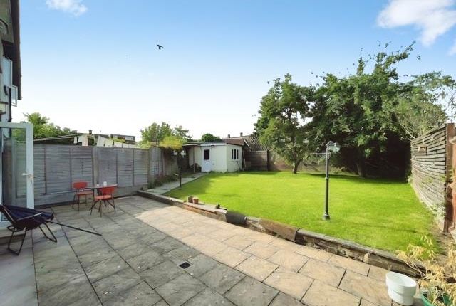 4, Ely Gardens, Borehamwood photo 5