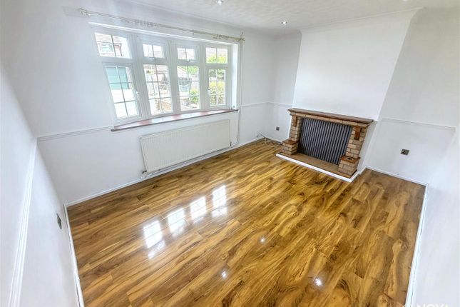 15, Blackthorn Drive, Luton photo 2