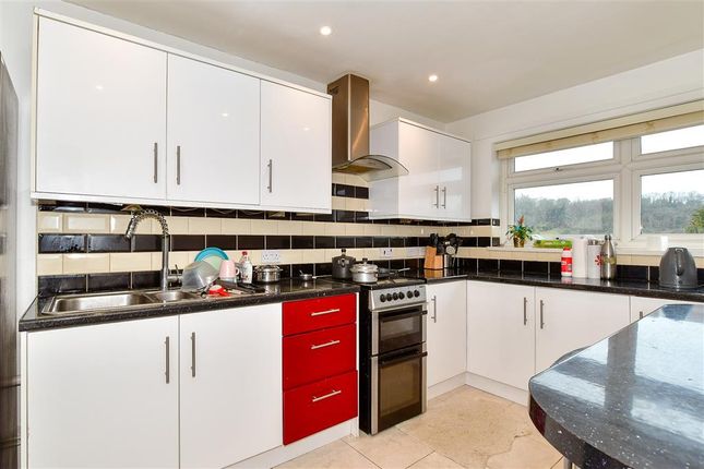 Thumbnail Flat for sale in Edgeworth Close, Whyteleafe, Surrey