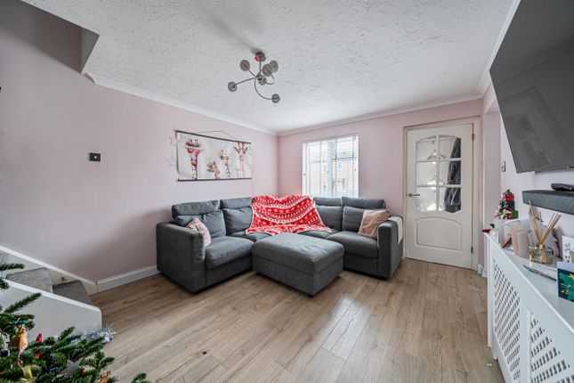 40, Rushmoor Gardens, Reading photo 3