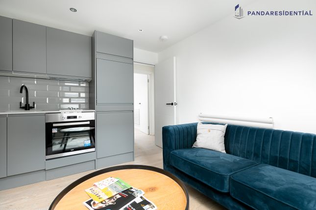 Flat to rent in Maple Street, London