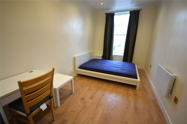 Flat 1, 132, High Street, Surrey photo 5