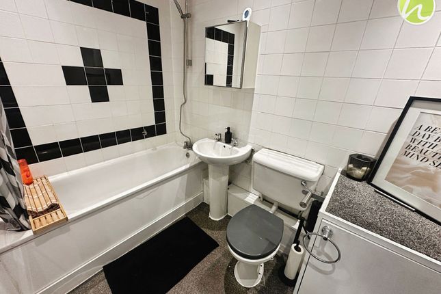 Flat 5, Runnymede Court, Stanford-Le-Hope photo 5