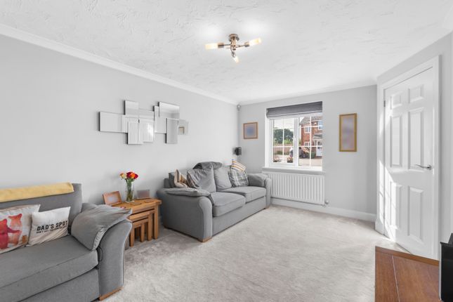 32 Tamar Close, Stevenage, Hertfordshire photo 4