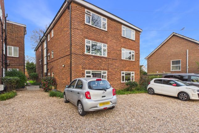 11, Lincoln Court, Hampton photo 2