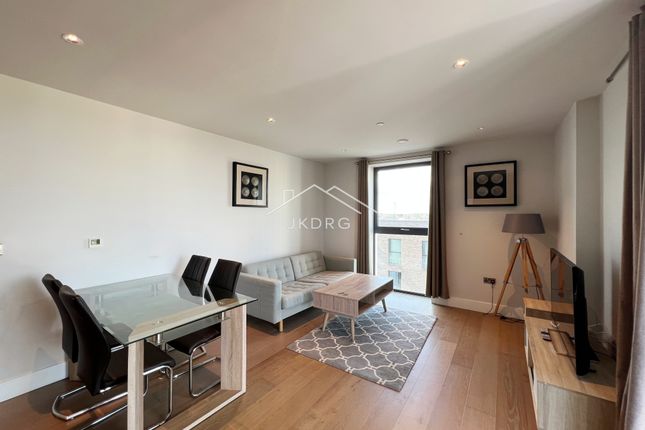 46Brogan01, Battersea Park Road, London photo 3