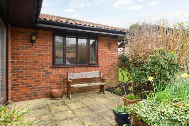 41, Oakmead Green, Epsom photo 2