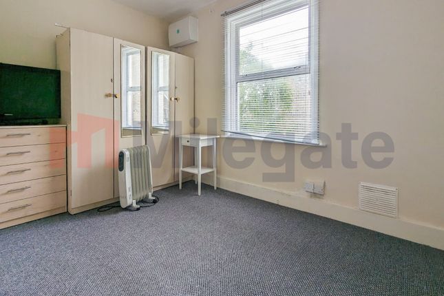 Flat to rent in Wallwood Road, London