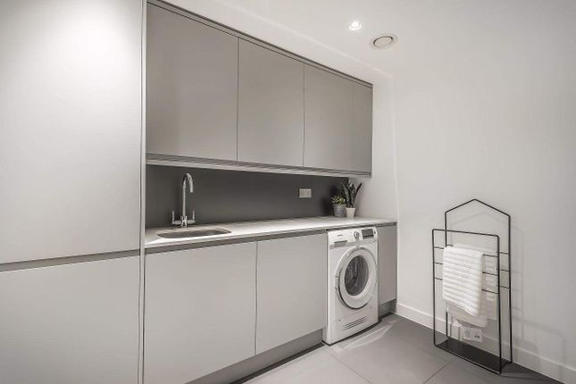 End terrace house for sale in Fulham Road, London