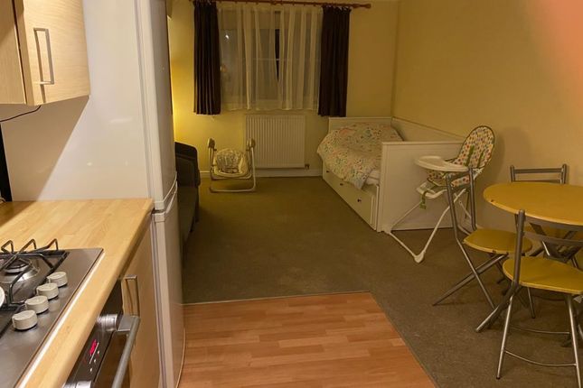 11, Runway Close, London photo 2