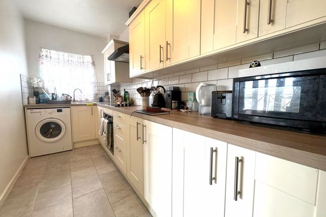 Flat to rent in Winter Lodge, Fern Walk, London