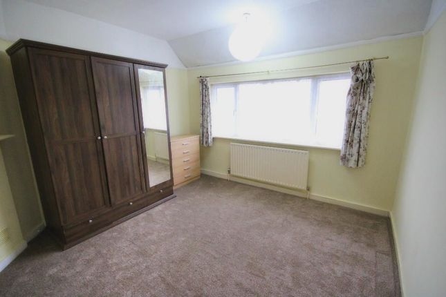 13 NEELD CRESCENT, WEMBLEY photo 2