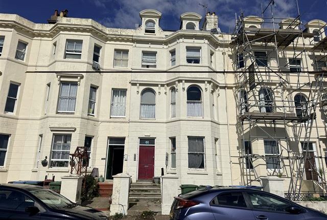 Studio flat on Flat 9, 44 South Terrace, Littlehampton, £700/mo
