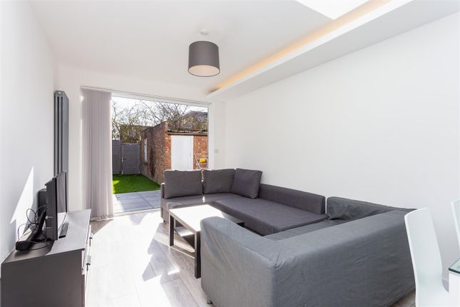 Thumbnail Flat to rent in Holcombe Road, London