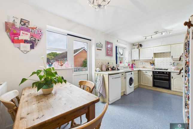 22, Barber Close, Crawley photo 4