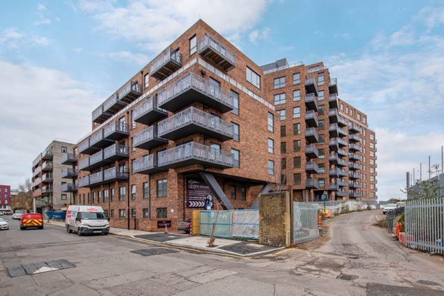 Thumbnail Flat to rent in Cityview Point, Leven Road, London