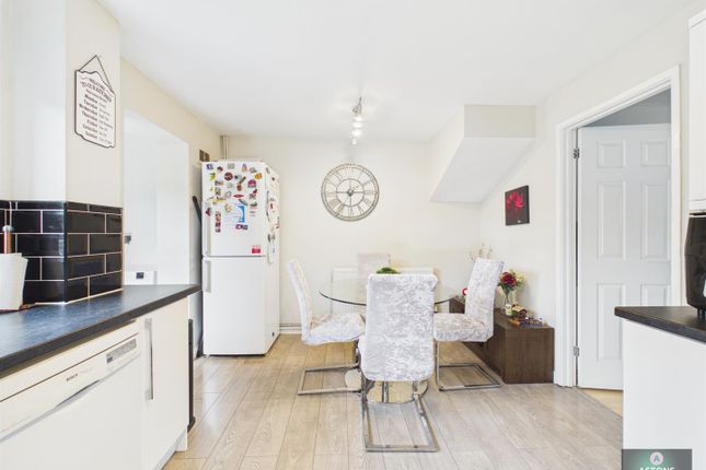 4, Capsey Road, Ifield West photo 4