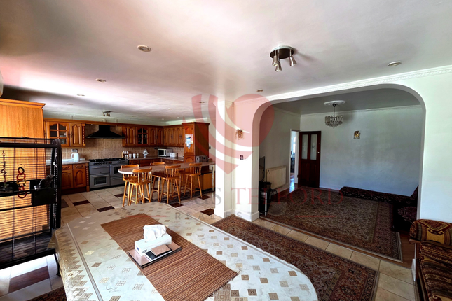 13 , Blossom Waye, Hounslow photo 2