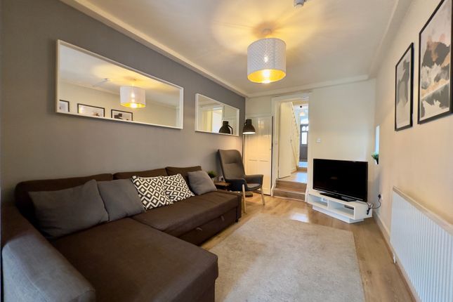 62, Valnay Street, Tooting, London photo 2