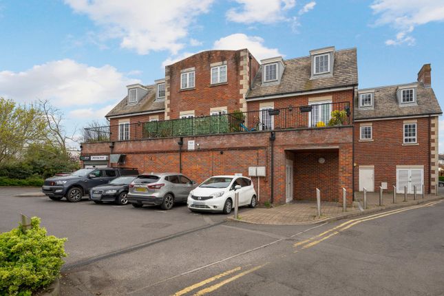 Flat 7, Strata Court, Walton-on-Thames photo 2