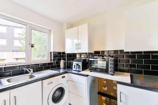 Hallington Close, Woking photo 4