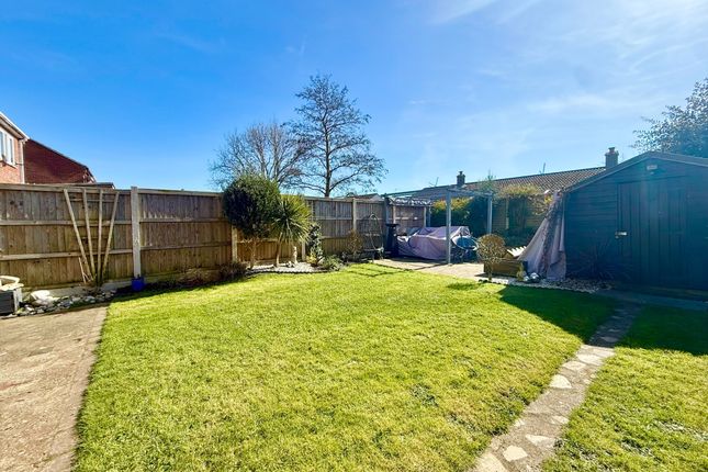 25, Oak Tree Close, Great Yarmouth photo 2