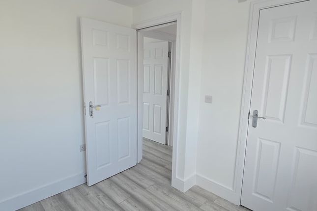 148 A, Northumberland Crescent, Feltham photo 2