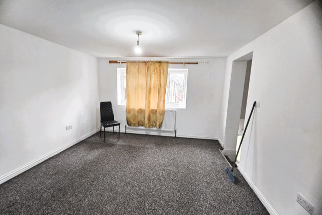 Flat to rent in Dunbar Gardens, Dagenham