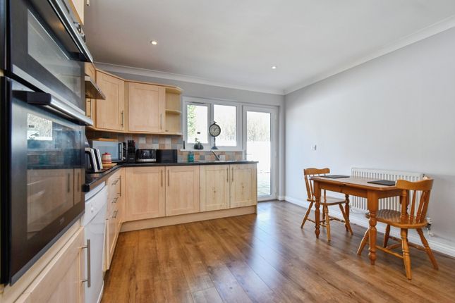 16, Clos Nant-y-Ci, Ammanford photo 4