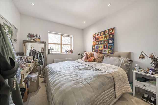 Flat 3, Labrecque Court, 41a, Clarence Road, Teddington photo 4