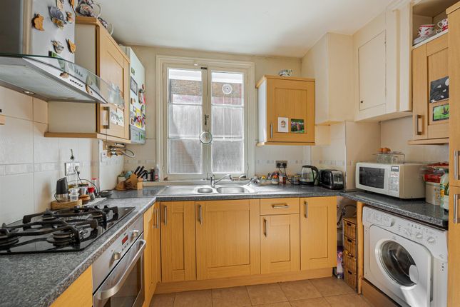 Flat for sale in Gledhow Gardens, London