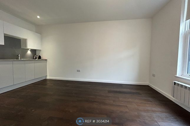 Flat   Princess Crescent, London photo 3