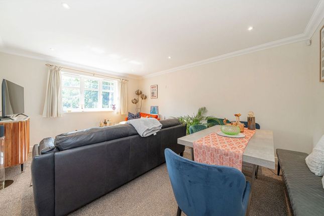 Flat 5, Oakdene Court, 74, Portmore Park Road, Weybridge photo 4