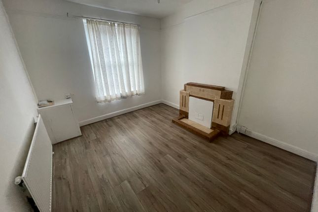 25, Newcombe Road, Luton photo 2