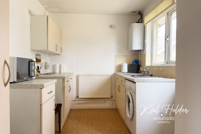 28 Condor Close, Tilehurst, Berkshire photo 4