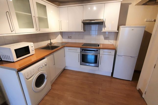 2 Magpie Close, London photo 4