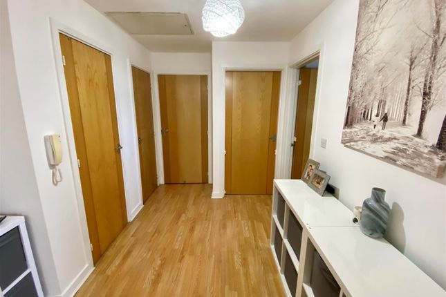 Flat for sale in Victoria Avenue, West Molesey