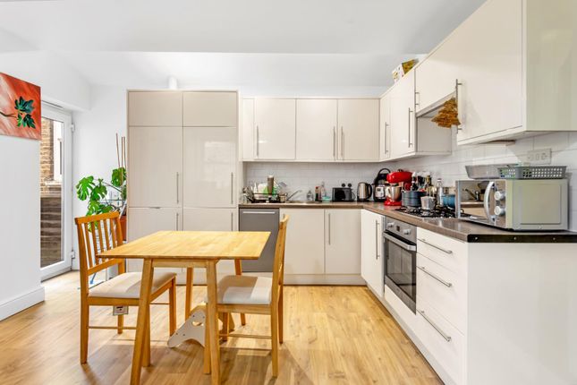 Flat 2, 26, Alexandra Grove, London photo 3