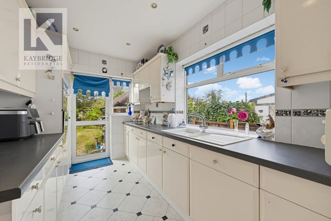 67 Amberley Gardens, Epsom photo 3