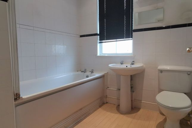 3A  Flat 2, Station Approach, Shepperton photo 4