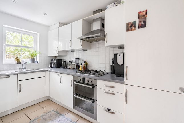 3, Ellerton Way, Farnham photo 3