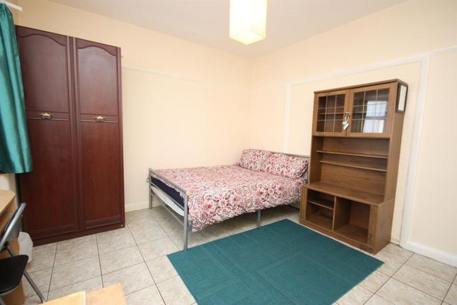 Room to rent in Hoylake Road, East Acton, London