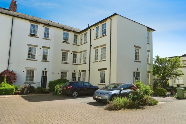 Town house for sale in Woodmere Drive, Old Whittington, Chesterfield