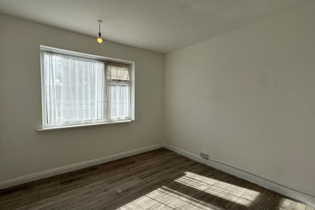 27 Whitby Road, Slough photo 5