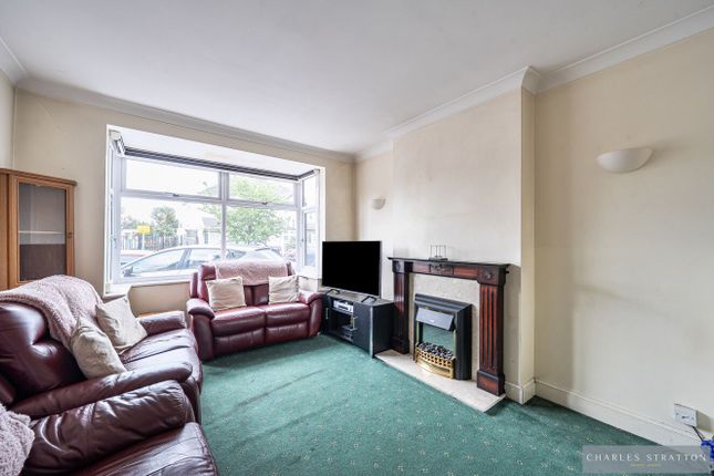 32 Salisbury Road, Romford photo 3