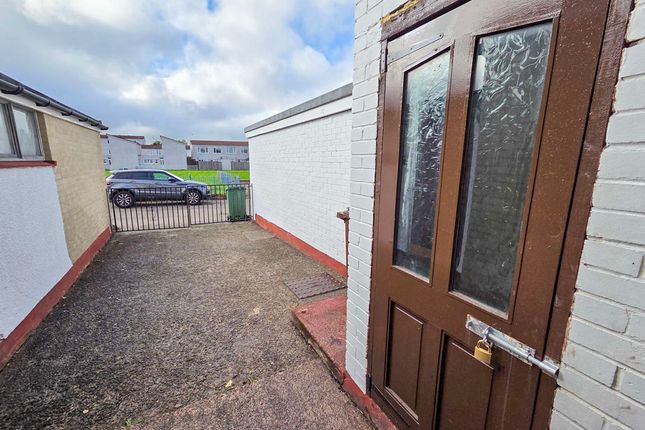 65, Buxton Court, Lansbury Park photo 2