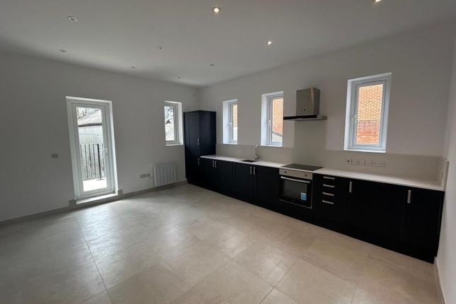 Flat to rent in High Street, Guildford