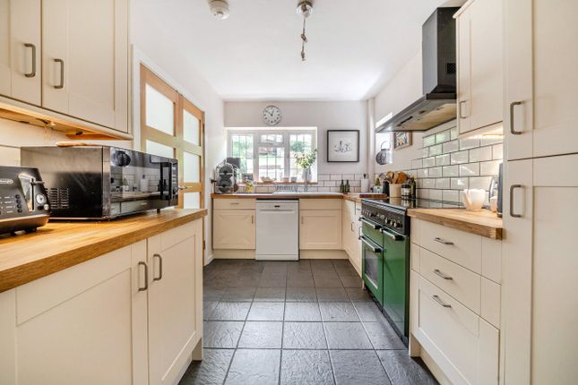 20, Abbots Close, Surrey photo 4